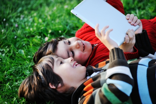 Låt inte barn under fyra år använda surfplattor